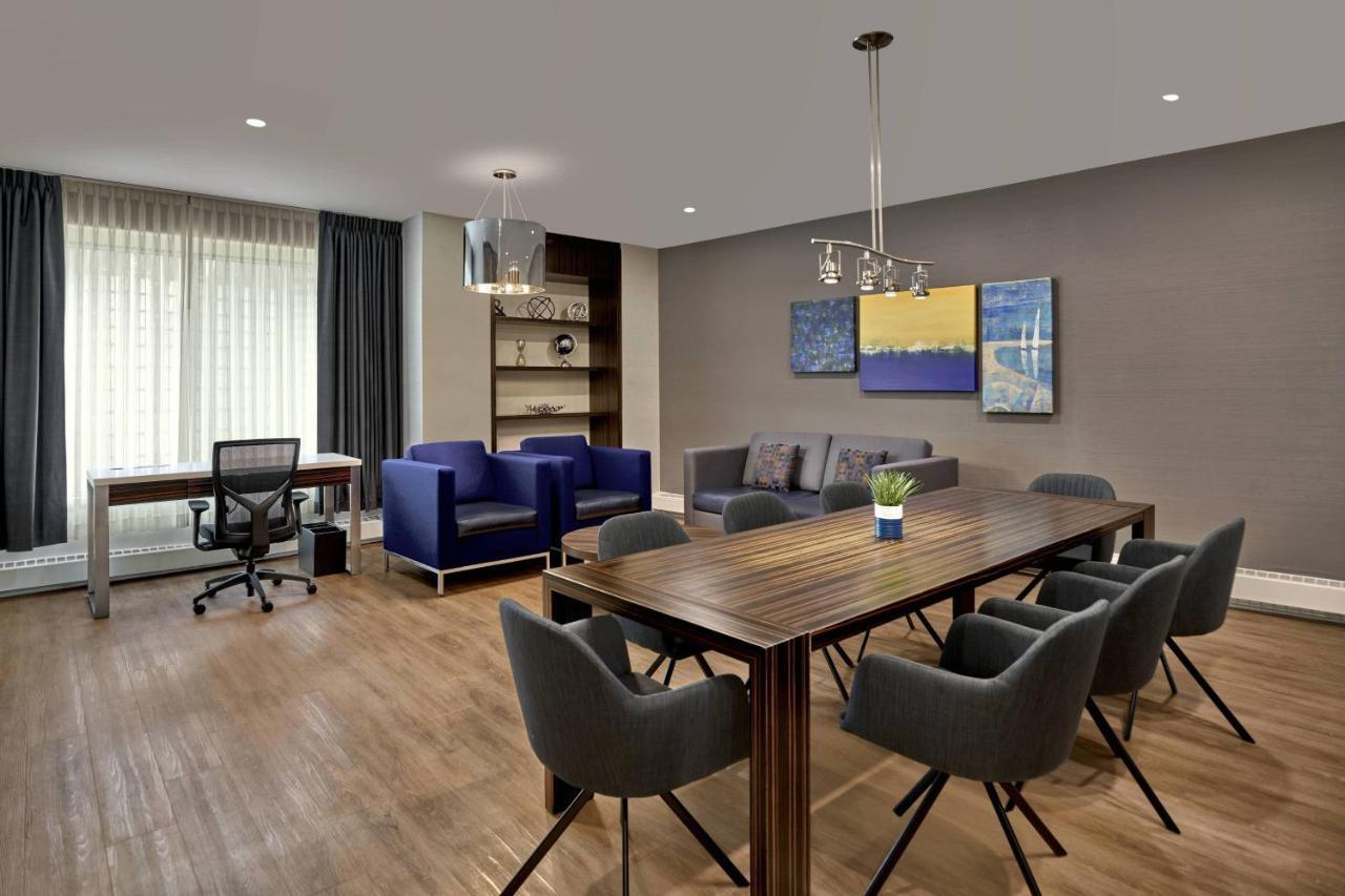 Delta Hotels By Marriott Edmonton Centre Suites Екстериор снимка