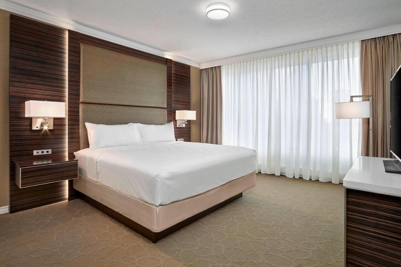 Delta Hotels By Marriott Edmonton Centre Suites Екстериор снимка