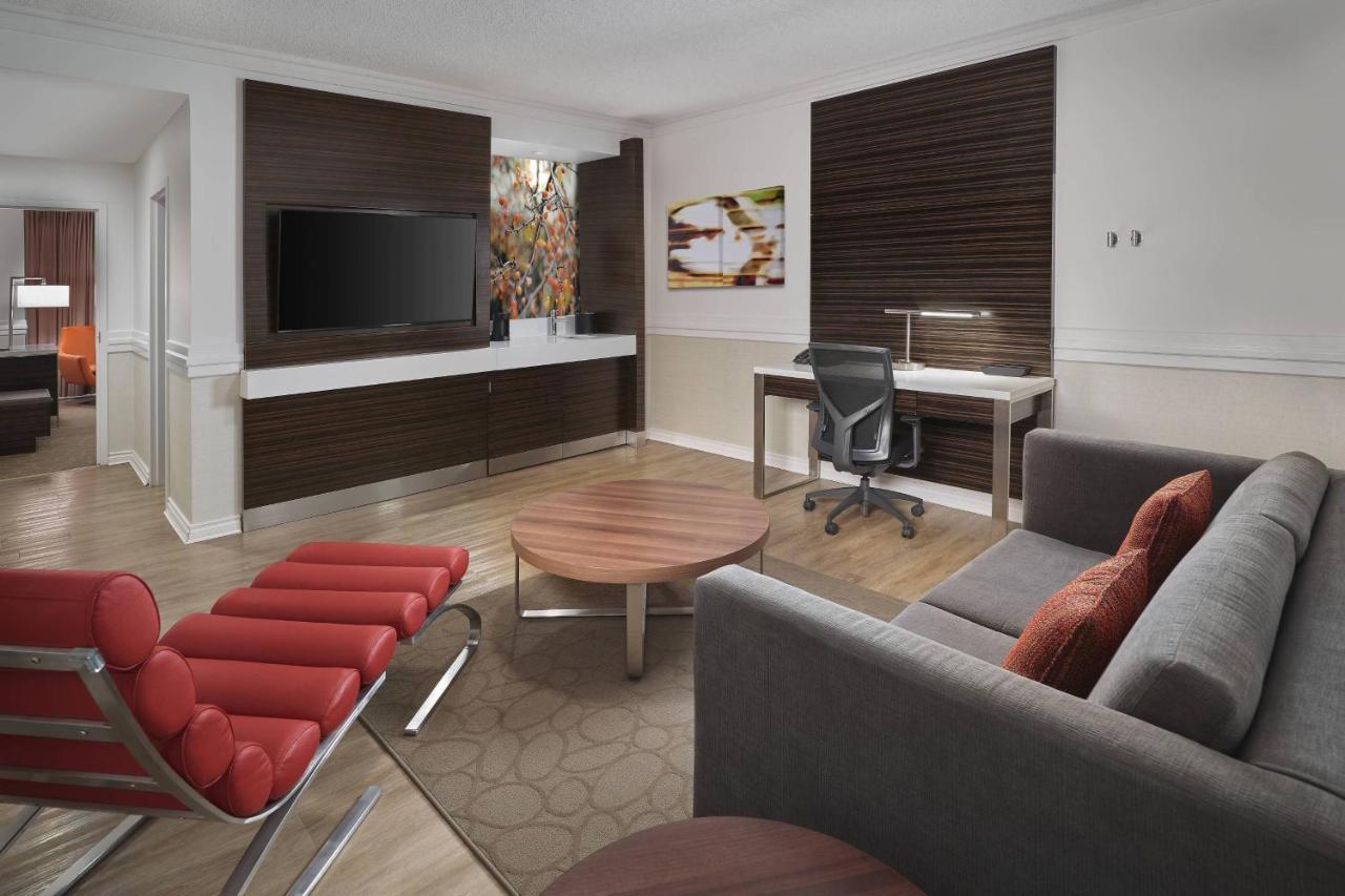 Delta Hotels By Marriott Edmonton Centre Suites Екстериор снимка