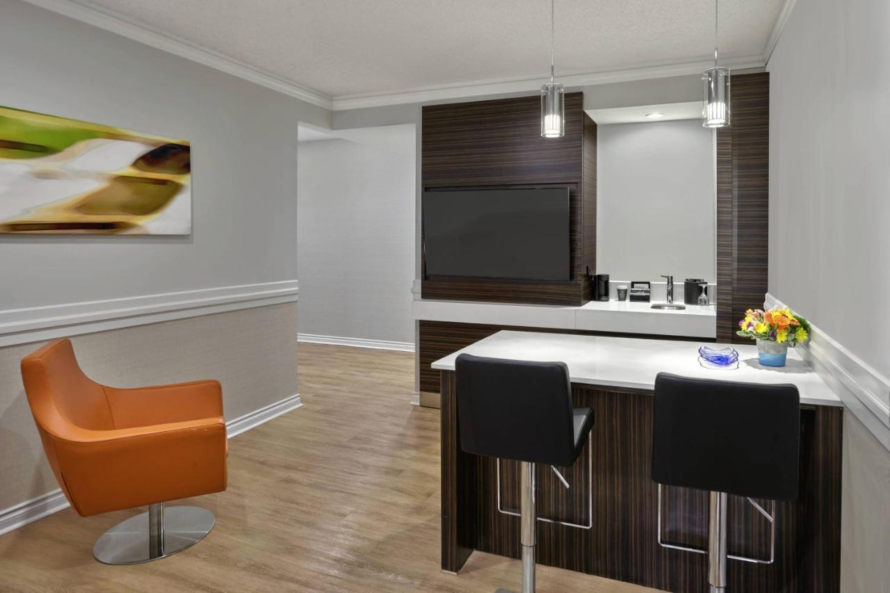 Delta Hotels By Marriott Edmonton Centre Suites Екстериор снимка
