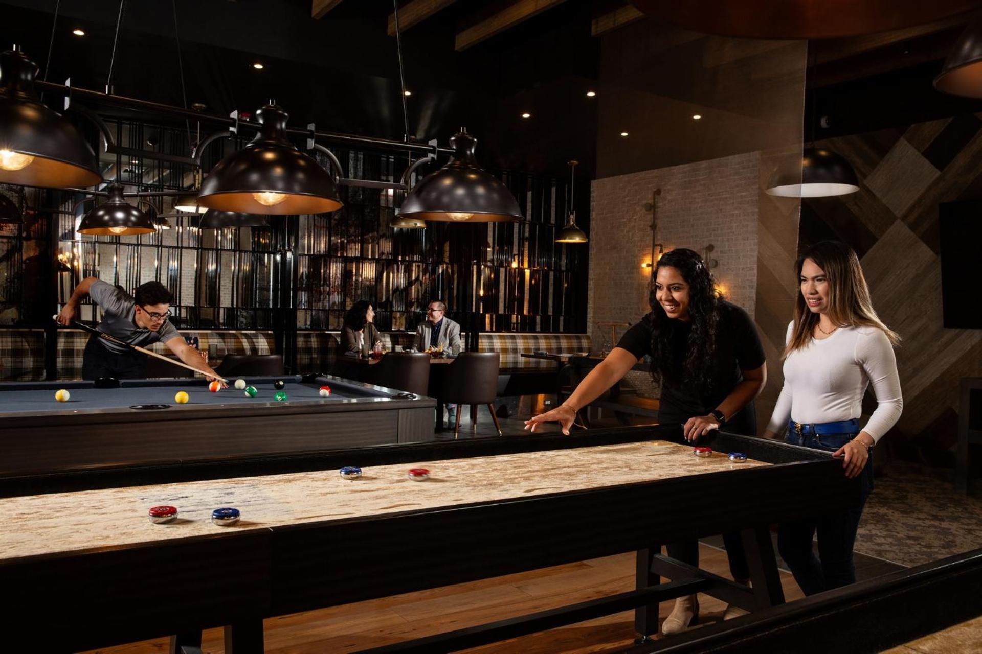 Delta Hotels By Marriott Edmonton Centre Suites Екстериор снимка
