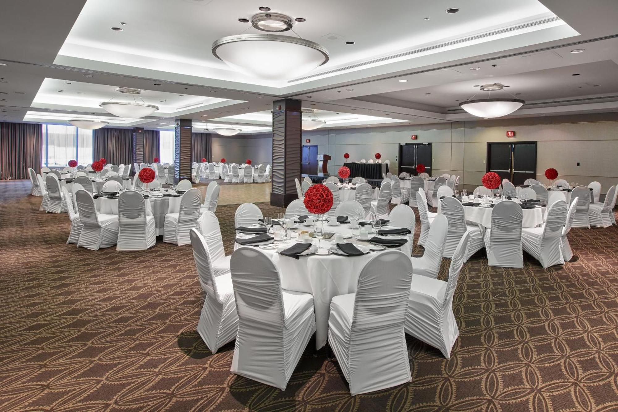 Delta Hotels By Marriott Edmonton Centre Suites Екстериор снимка