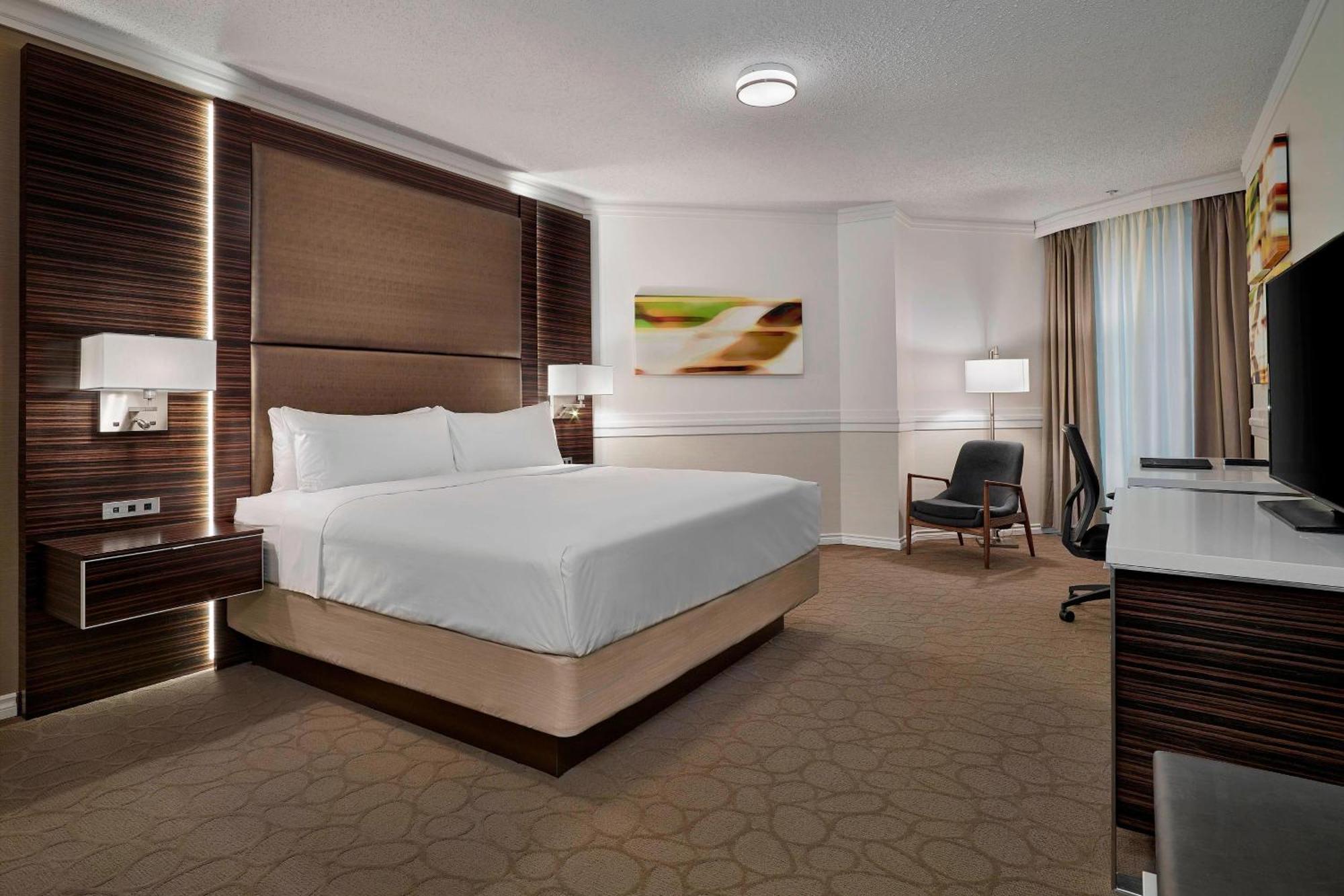 Delta Hotels By Marriott Edmonton Centre Suites Екстериор снимка