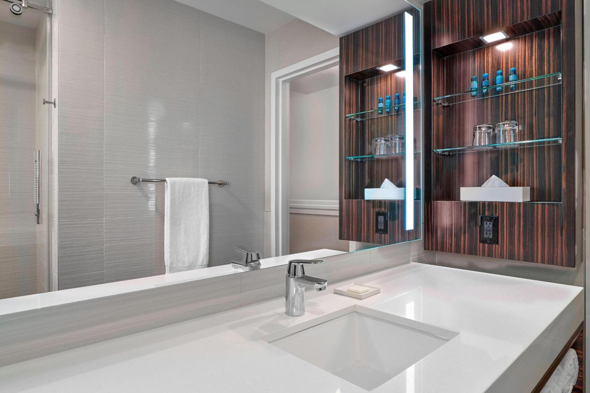 Delta Hotels By Marriott Edmonton Centre Suites Екстериор снимка