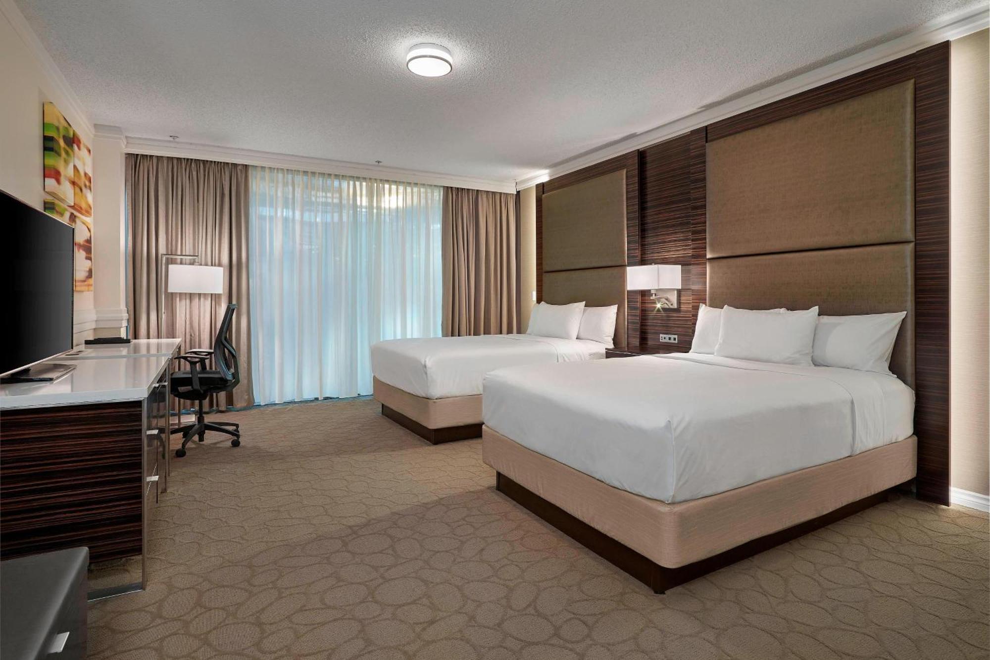 Delta Hotels By Marriott Edmonton Centre Suites Екстериор снимка