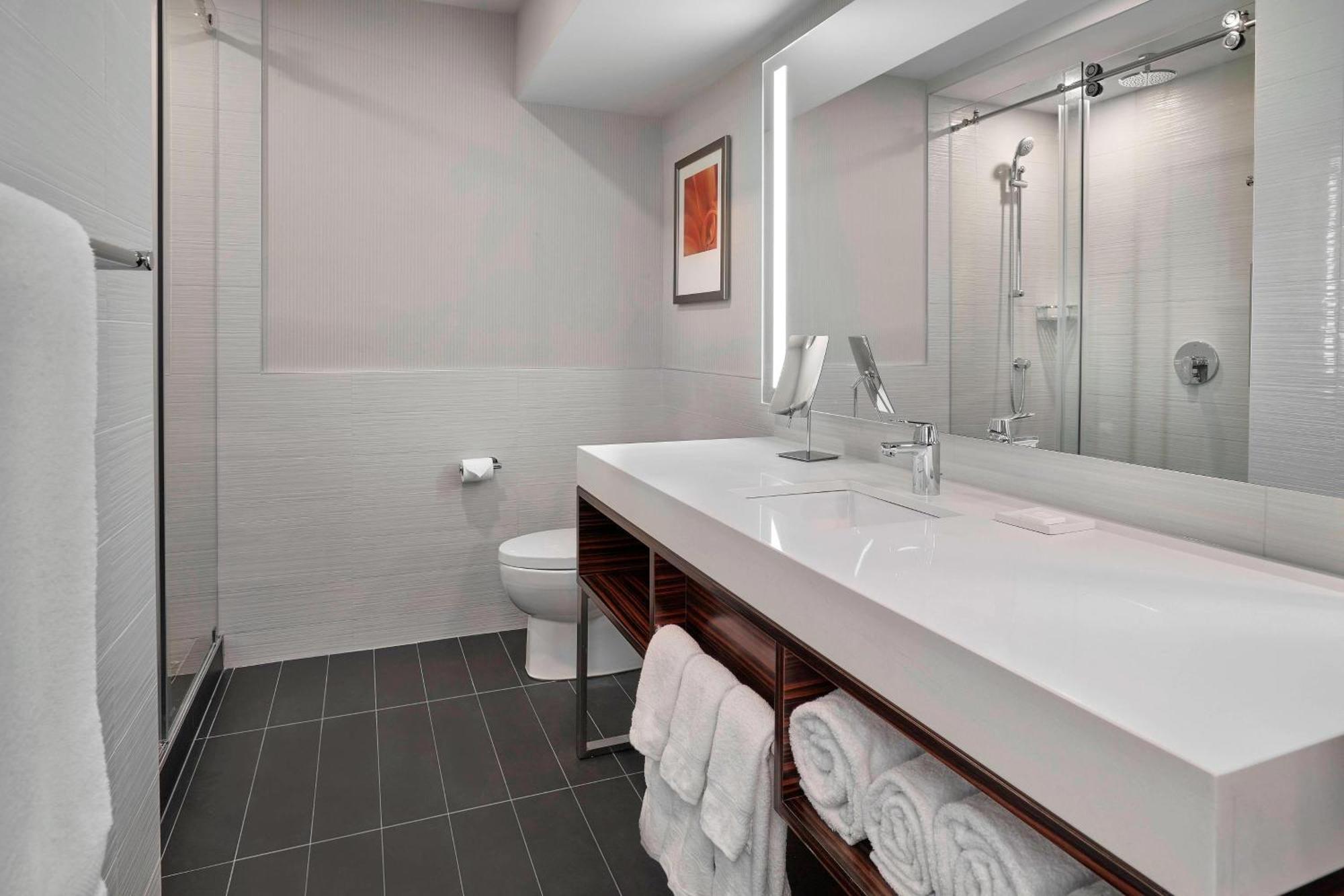 Delta Hotels By Marriott Edmonton Centre Suites Екстериор снимка