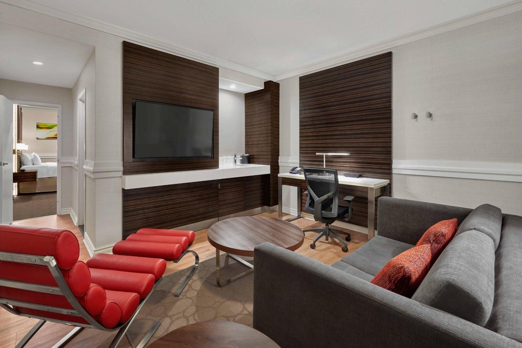 Delta Hotels By Marriott Edmonton Centre Suites Екстериор снимка