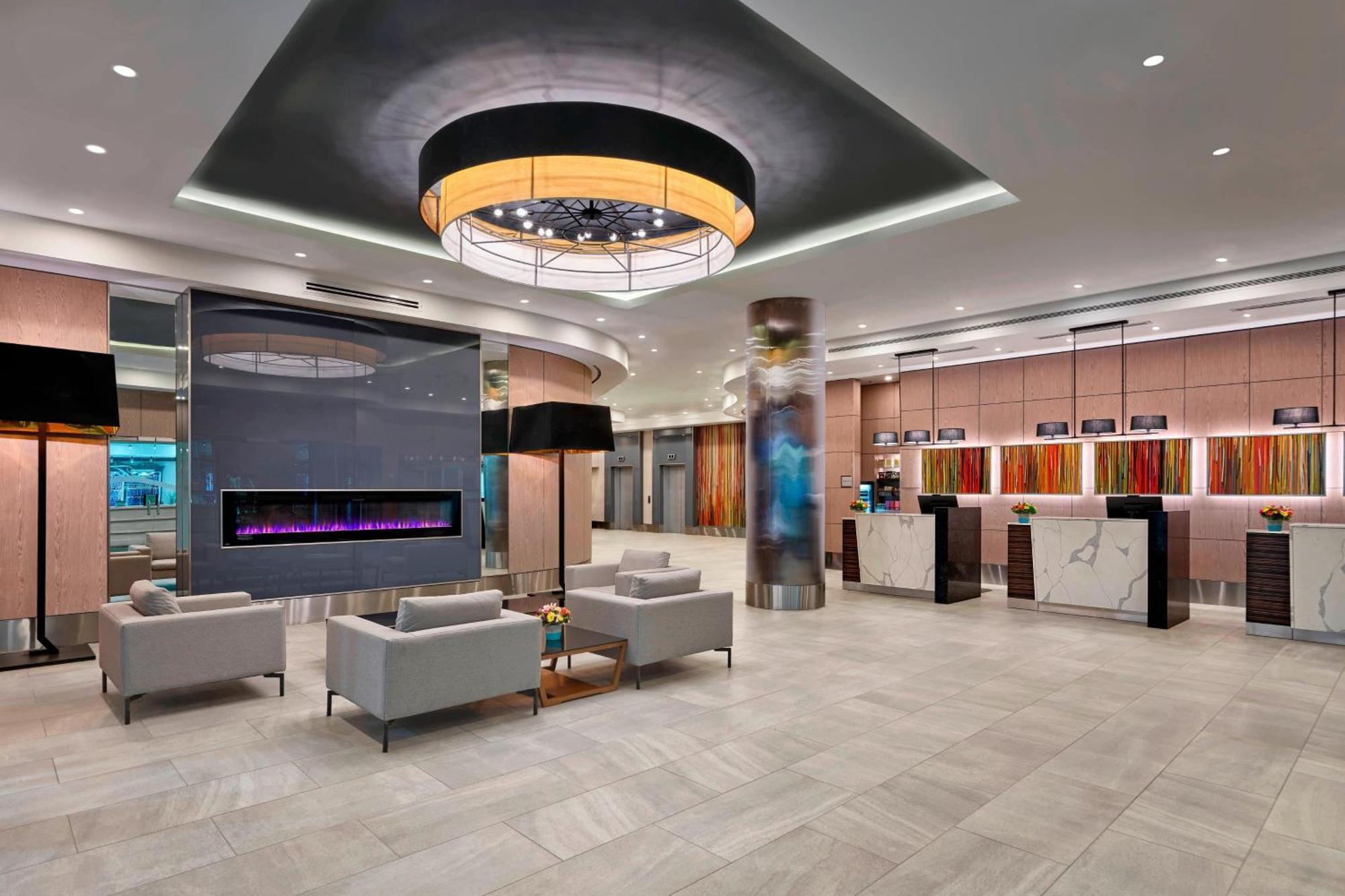 Delta Hotels By Marriott Edmonton Centre Suites Екстериор снимка