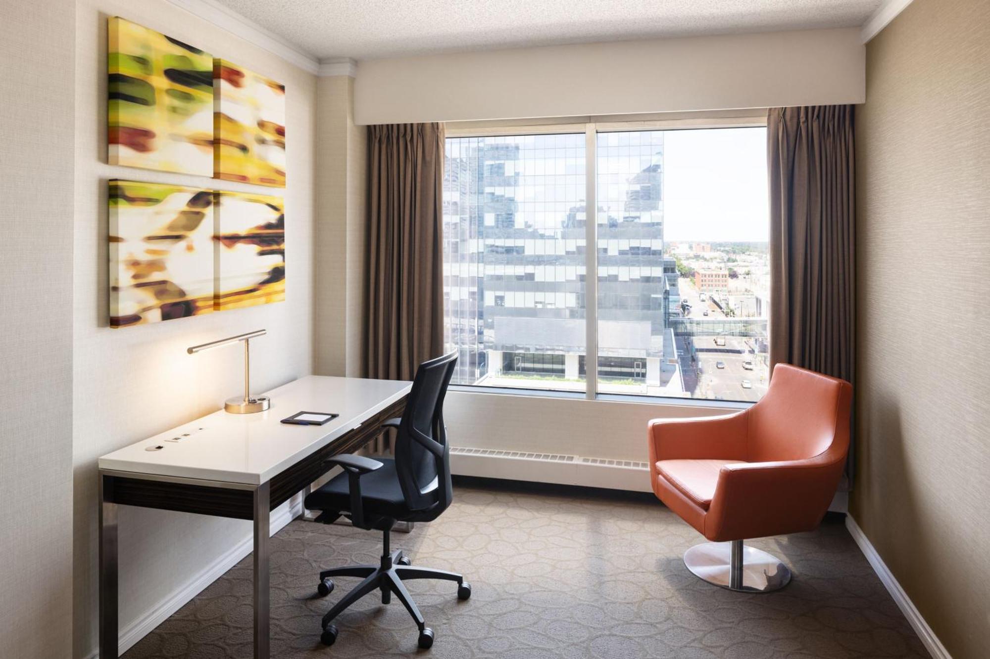 Delta Hotels By Marriott Edmonton Centre Suites Екстериор снимка