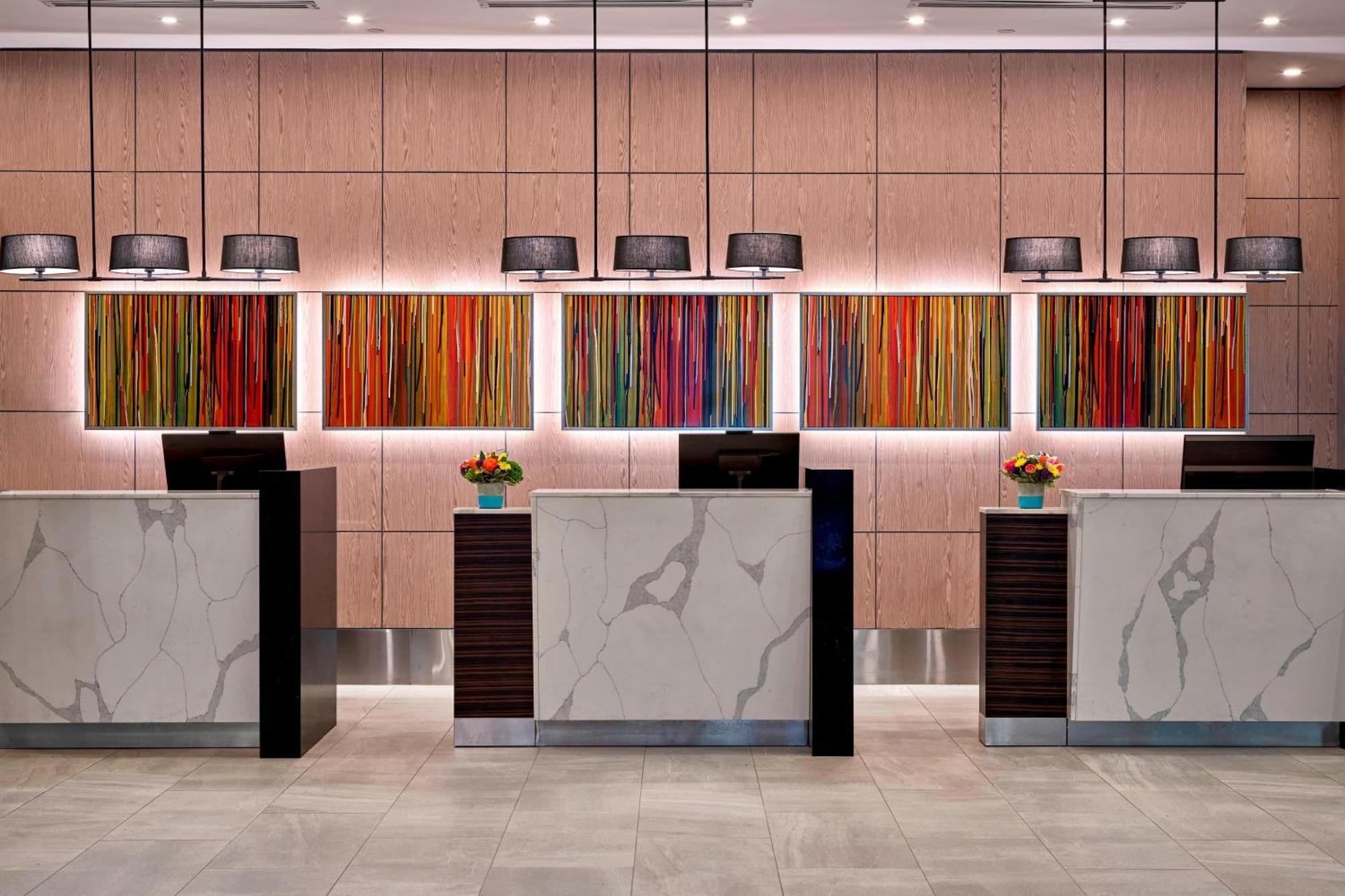 Delta Hotels By Marriott Edmonton Centre Suites Екстериор снимка