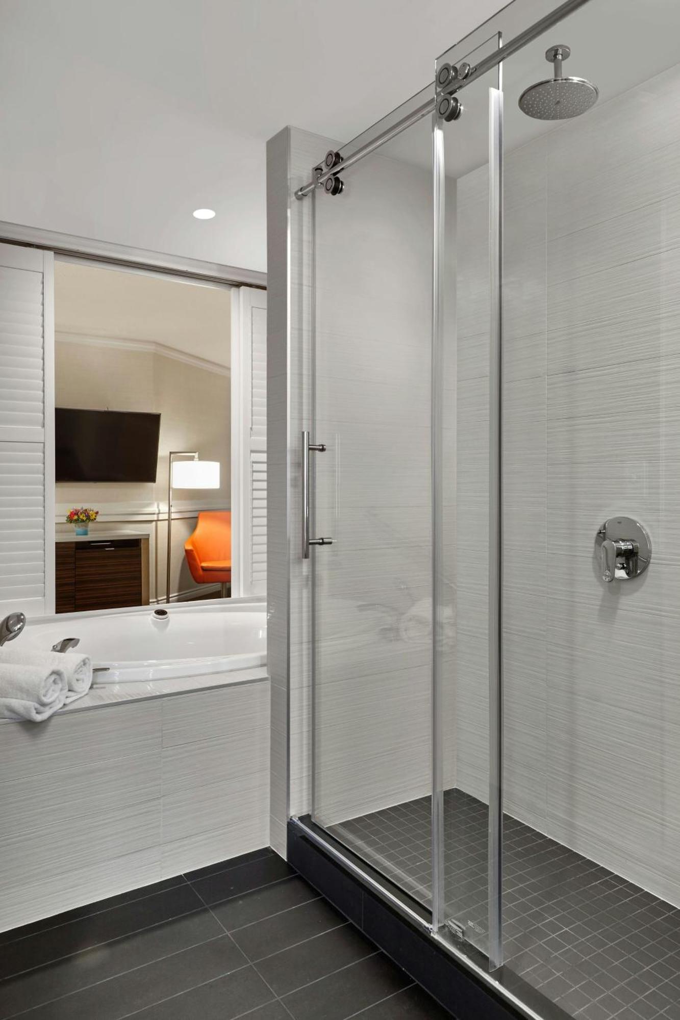 Delta Hotels By Marriott Edmonton Centre Suites Екстериор снимка