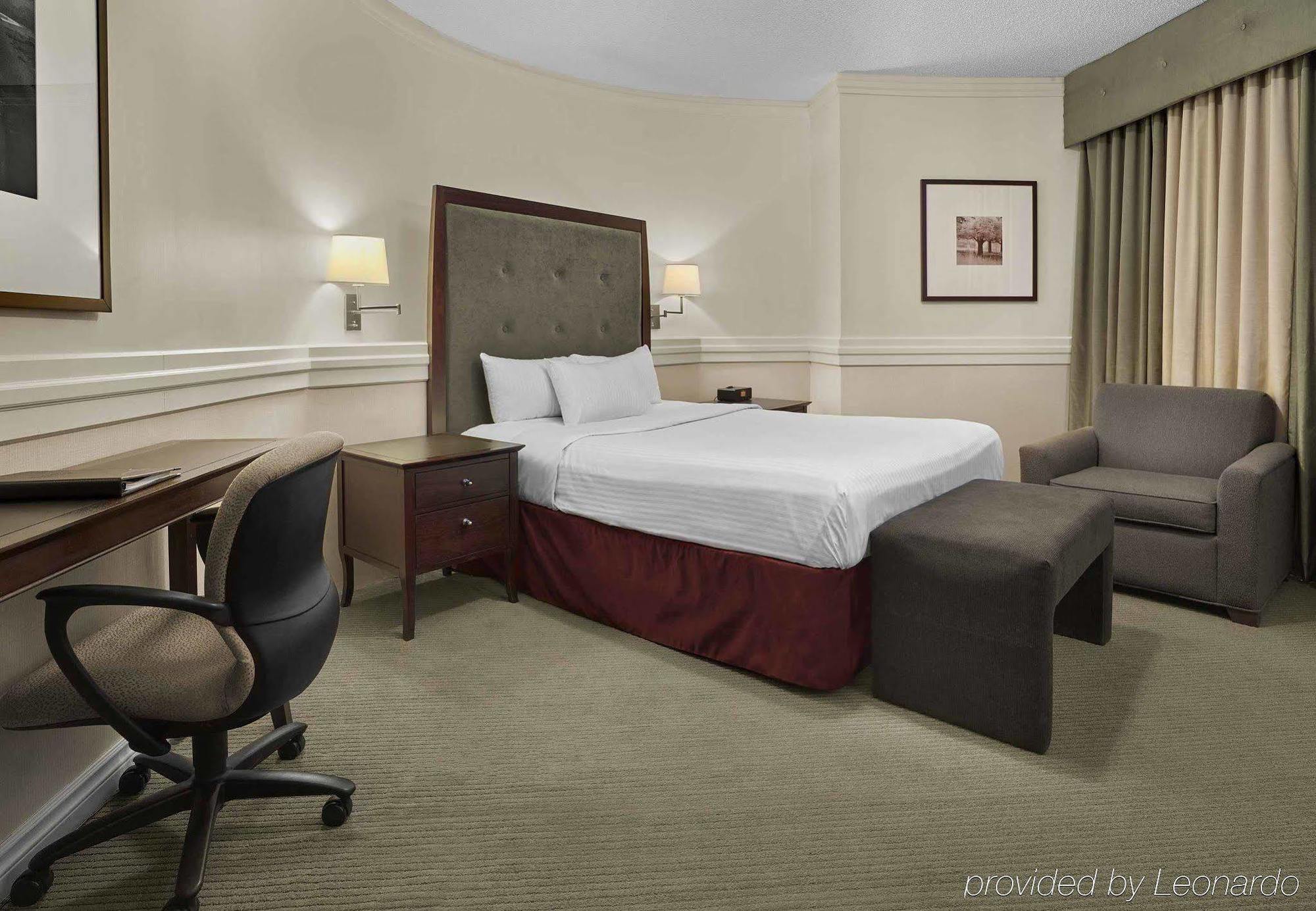 Delta Hotels By Marriott Edmonton Centre Suites Екстериор снимка