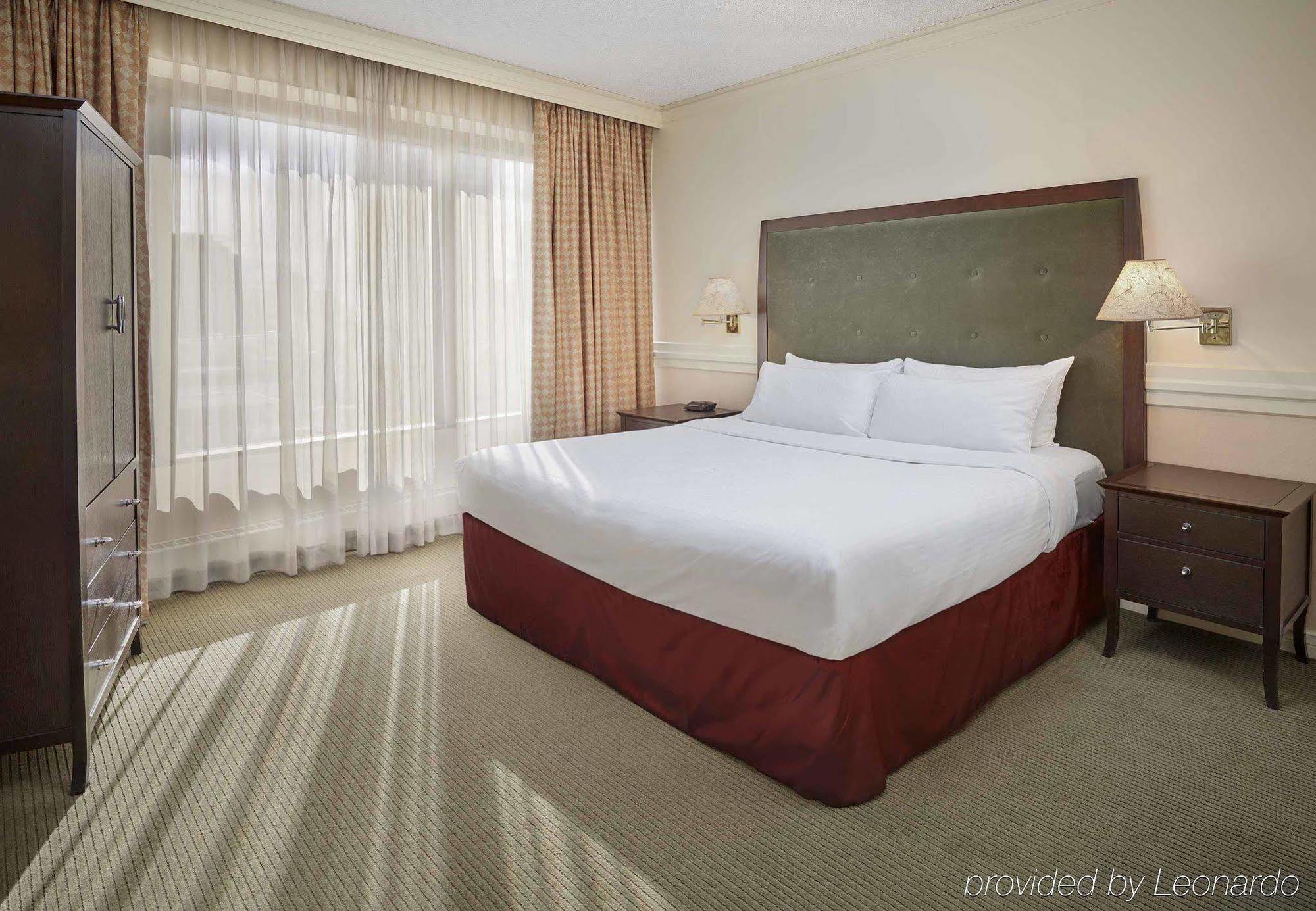 Delta Hotels By Marriott Edmonton Centre Suites Екстериор снимка