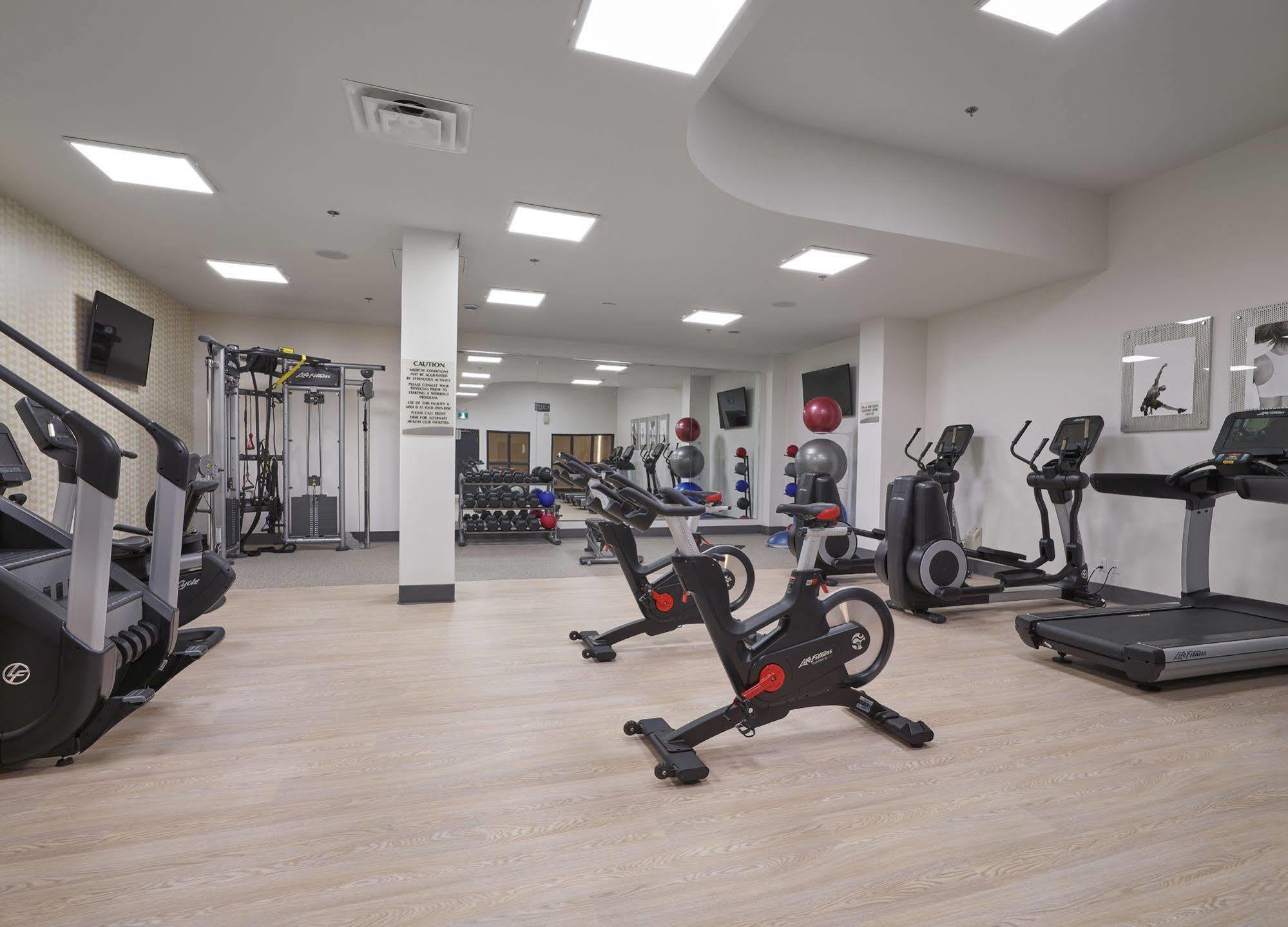 Delta Hotels By Marriott Edmonton Centre Suites Екстериор снимка
